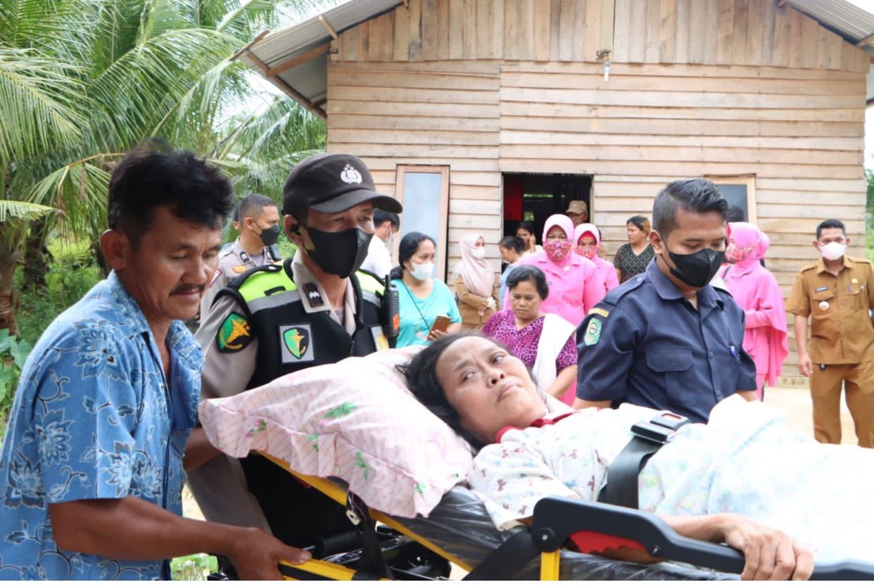 Polda Riau Bantu Operasi Warga Penderita Kelumpuhan, Williancen Sihotang : Mungkin Polisi Ini Dikirim Tuhan Untuk Bantu Saya