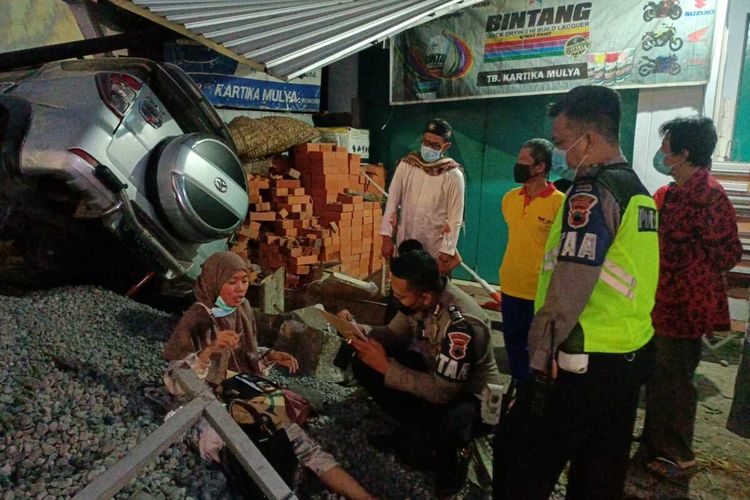 Sopir Mengantuk, Mobil Tabrak Rumah di Wonogiri