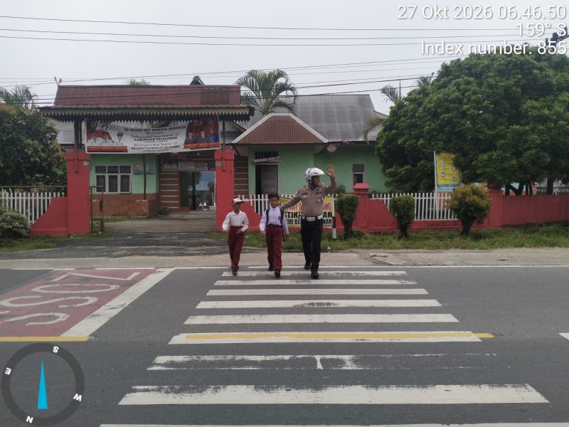 ANTISIPASI KEMACETAN PAGI, 5 PERSONEL POLSEK BANDAR SEI KIJANG GELAR STRONG POINT DI SMPN 001
