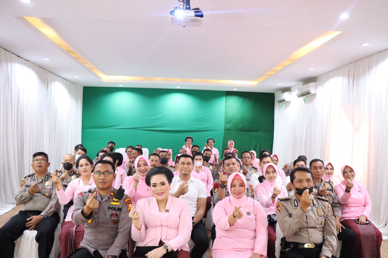 Dalam Rangka HKGB Ke 70, Bhayangkari Polres Rohil Potong Tumpeng dan Bansos