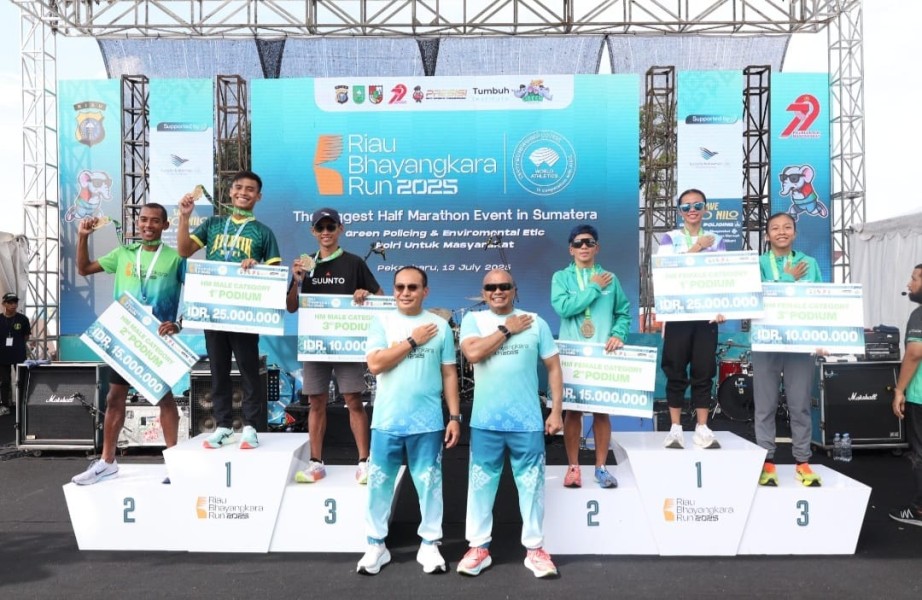 Kapolda Riau Serahkan Hadiah Kepada Para Juara Riau Bhayangkara Run 2025