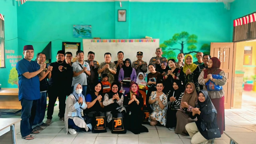 Polsek Rumbai Barat dan Yayasan Bina Sosial Berbagi Kebahagiaan dengan Anak Yatim
