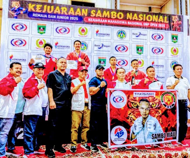 Kerja Keras Membuahkan Hasil Gemilang, Robert Hendrico Bawa Riau Juara Umum Kejurnas Sambo di Padang