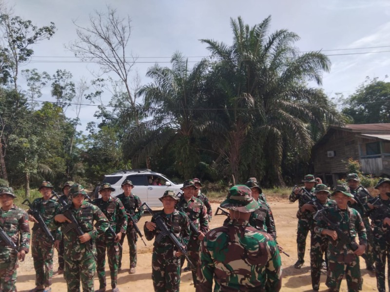 Personel Kodam XIX/Tuanku Tambusai Hadir Berikan Rasa Aman kepada Masyarakat TNTN di Desa Lubuk Bunga, Ukui