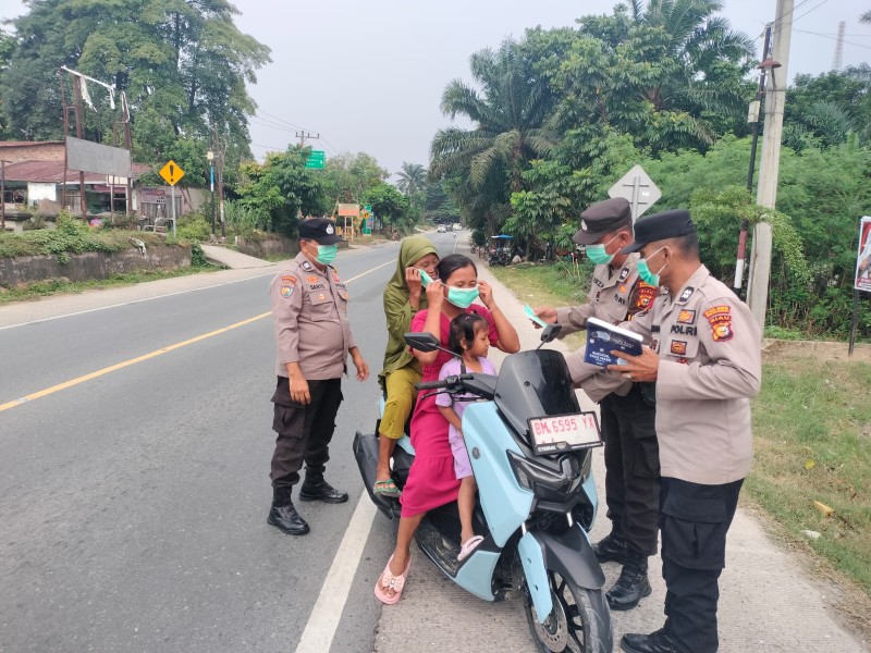 Polsek Bandar Sei Kijang Bagikan Masker ke Pengguna Jalan Antisipasi Dampak Asap Karhutla