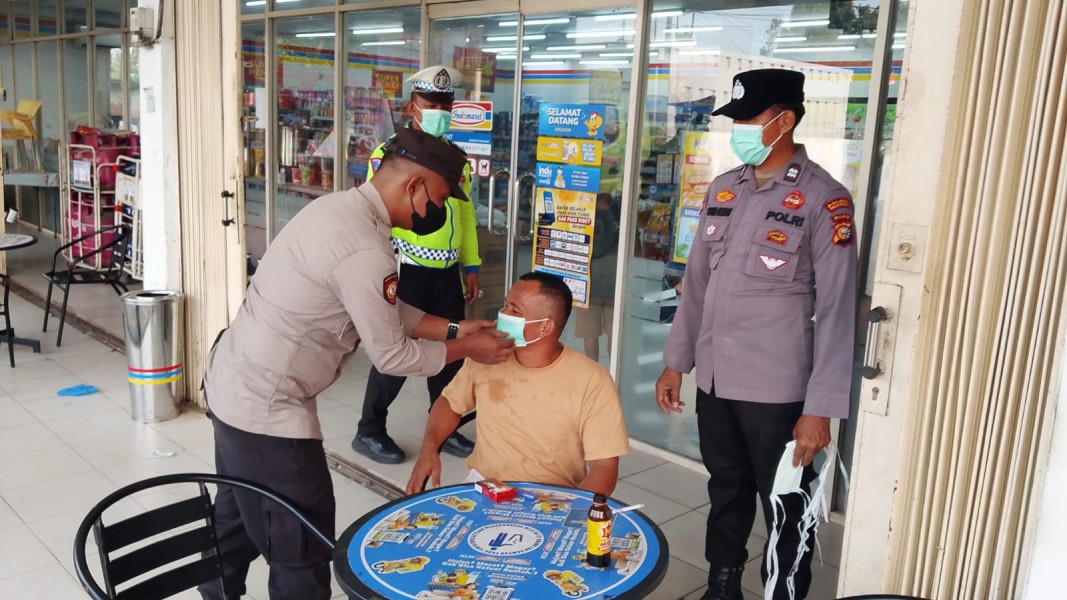 Polsek Bandar Sei Kijang Bagikan Masker Kepada Warga, Antisipasi ISPA Akibat Asap