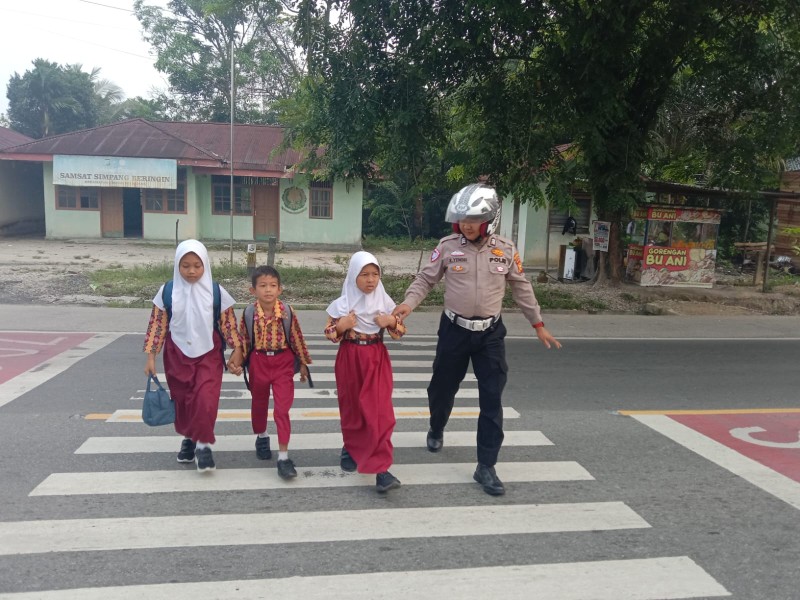 *Unit Lantas Polsek Bandar Sei Kijang Laksanakan Pengaturan Arus Lalu Lintas dan Menyebrangkan Anak Sekolah*