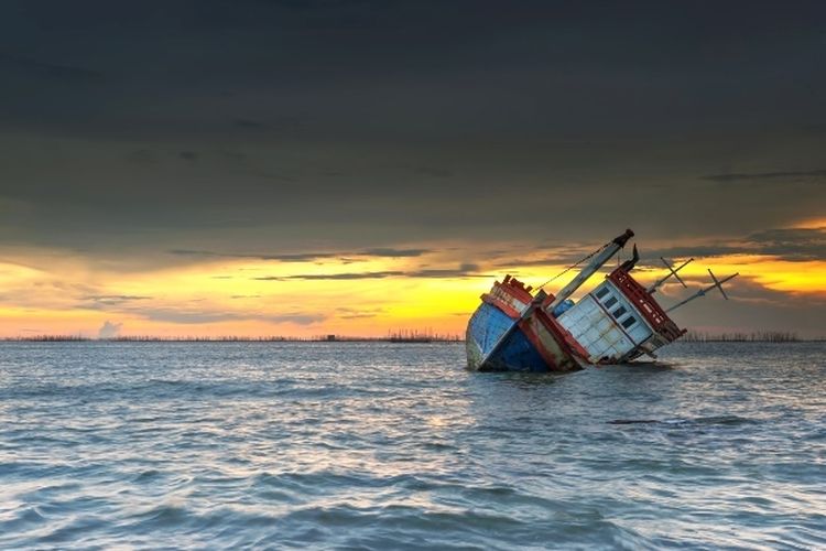 Hindari Larangan Mudik, Pemudik Ini Gunakan Perahu Namun Naas Perahu yang Ditumpangi Malah Terbalik