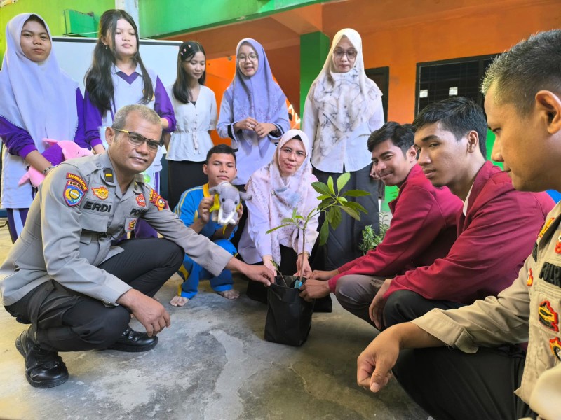Gen Z  Peduli Bumi, Cipayung Plus dan Polda Riau Tanam Pohon di SMA Setia Dharma