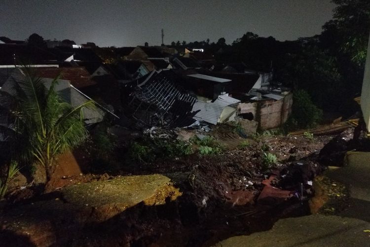 Longsor Ciputat Sebabkan Banjir Dua Perumahan