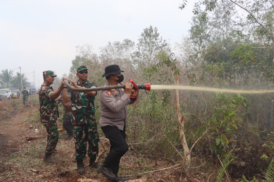 Danrem 031/Wira Bima Tinjau Langsung Pemadaman Karhutla di Dumai, Sinergitas TNI-Polri dan Pemda Diperkuat
