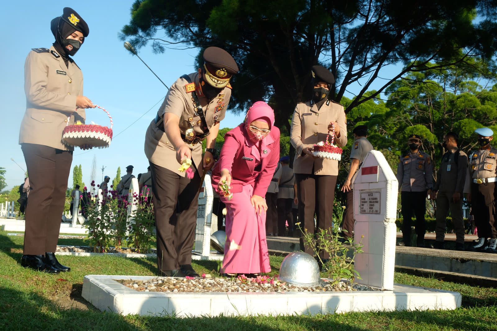 Sempena Hari Bhayangkara Ke 76, Kapolda Riau Pimpin Ziarah Ke Taman Makam Pahlawan Pekanbaru