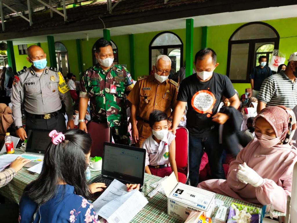 Polsek Bukit Raya Sukseskan Vaksinasi Anak di Kecamatan Bukit Raya