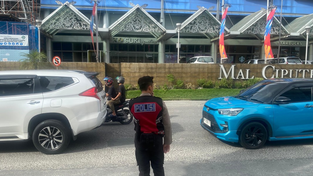 Personel Samapta Polda Riau Gatur Lalin di Sekitar Mall Ciputra, Arus Kendaraan Ramai Lancar