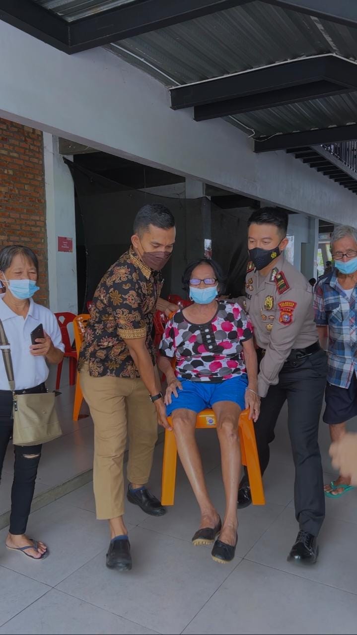 Polsek Payung Sekaki Bantu Warga Lansia dan Disabilitas Untuk Dijemput dan Dibawa ke Lokasi Vaksin