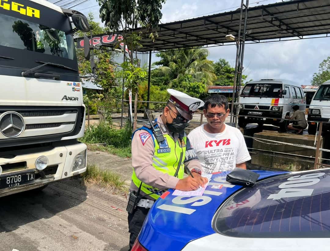 Patroli Satlantas Polresta Pekanbaru Tilang 14 Unit Truk Tonase Berat