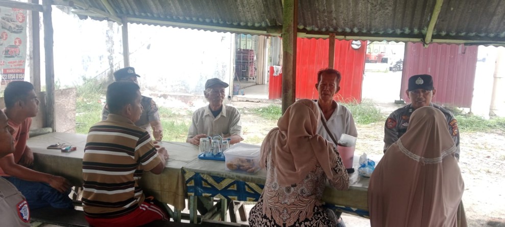 DEKAT DENGAN WARGA, POLSEK BANDAR SEI KIJANG GELAR COFFEE MORNING BERSAMA MASYARAKAT DI WARUNG BUDE DARTI