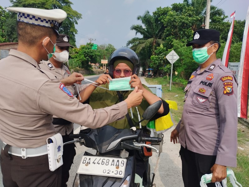 Polsek Bandar Sei Kijang Kembali Bagikan Masker Gratis di Jalan Lintas Timur Antisipasi Dampak Asap Karhutla