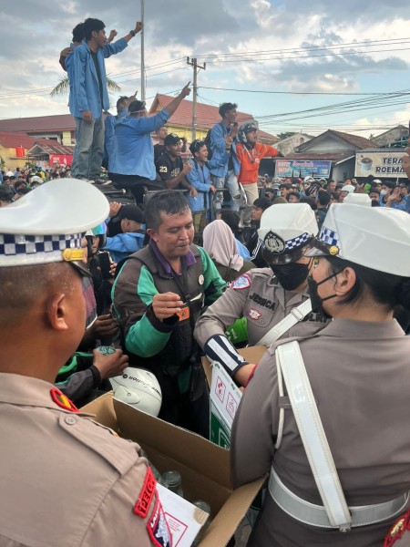 Polwan Sapa Massa Aksi, Ditlantas Polda Riau Atur Lalu Lintas di Jalan Pattimura