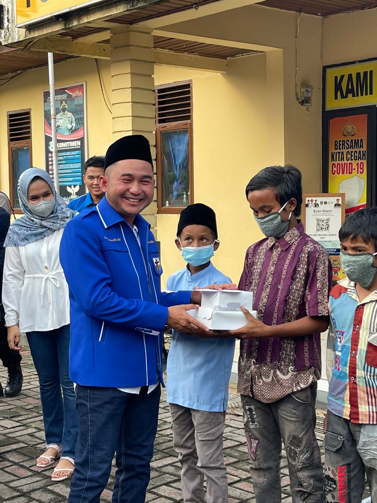 Ketua DPD KNPI Riau Fuad Santoso Bagikan 200 Paket Bantuan di Medang Kampai Bersama Polres Dumai