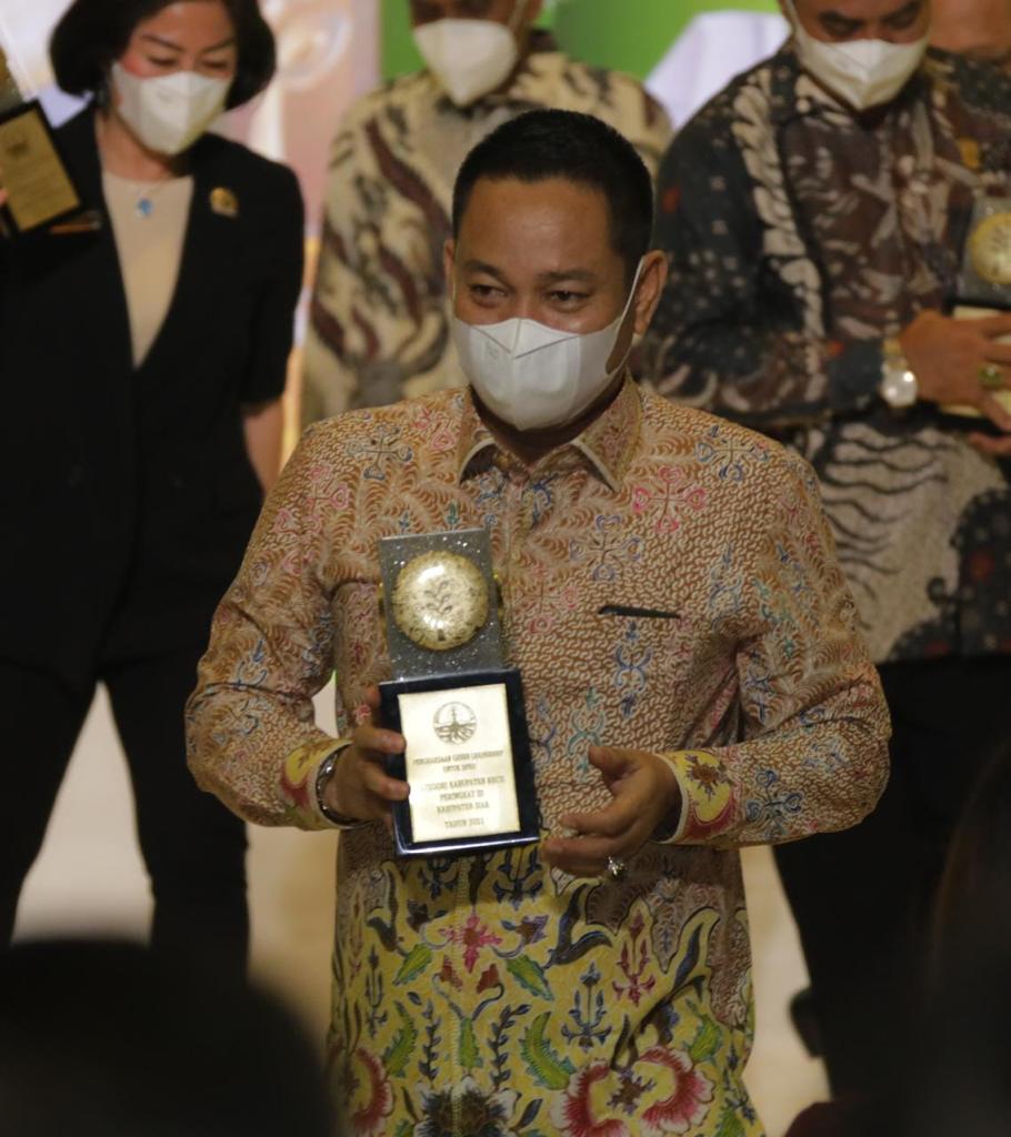Satu - Satunya Dari Riau, Ketua DPRD Siak Raih Penghargaan Bergengsi Dari Kementerian LHK