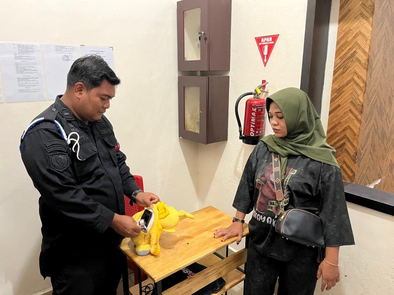 Petugas Lapas Kelas IIA Pekanbaru Gagalkan Penyelundupan HP dan Handsfree oleh Pengunjung
