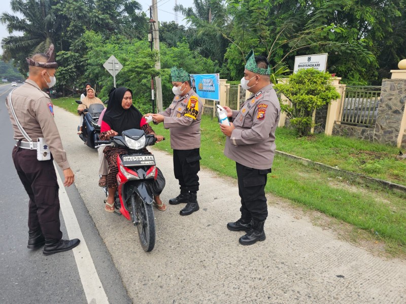 Polsek Bandar Sei Kijang Bagikan Masker Gratis Kepada Pengguna Jalan, Mengantisipasi Gangguan Kesehatan Akibat Kabut Asap