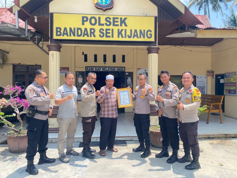 Penghargaan Kapolres Pelalawan Untuk Tokoh Masyarakat Bandar Sei Kijang Atas Hibah Tanah Dukung Tugas Kepolisian