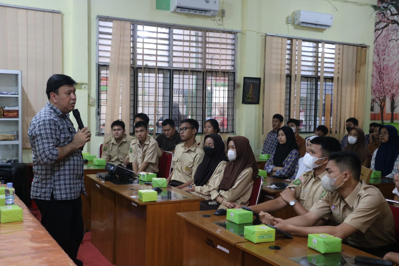 Stafsus Menkumham Fajar Lase Sosialisasi KI Di SMAN 9 Pekanbaru: