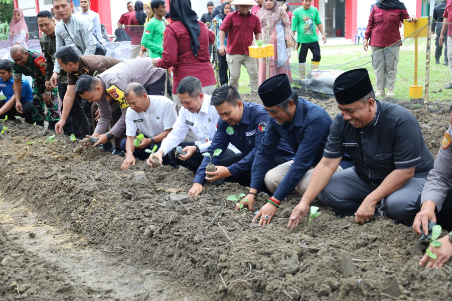 Dukung Program Ketahanan Pangan, Lapas Pekanbaru Ikuti Penanaman Benih Jagung, Pepaya dan Penyebaran Benih Ikan di Lapas Terbuka Rumbai