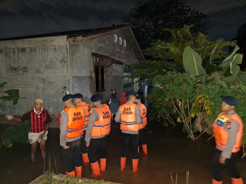 Brimob Polda Riau Gerak Cepat Bantu Korban Banjir Yang Melanda Kota Pekanbaru