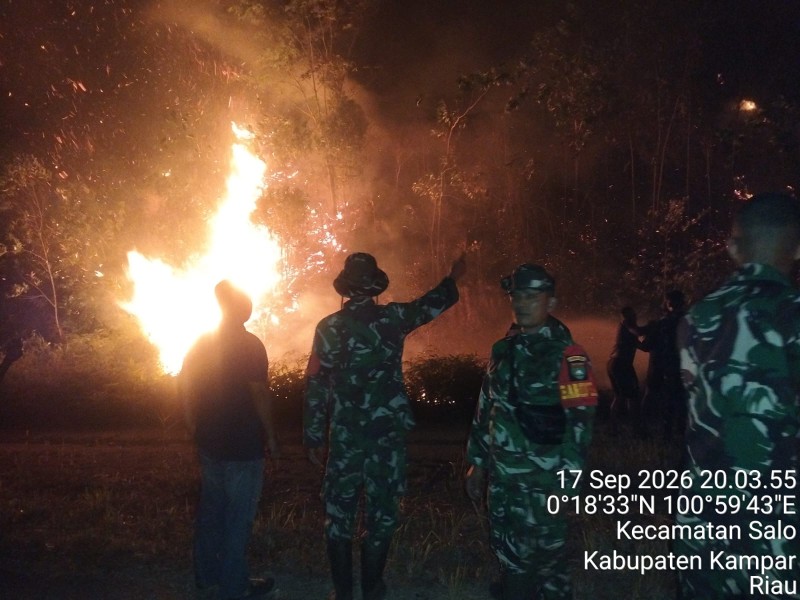 Sinergi Kodim 0313/Kampar, Yonif 132/BS dan Yonif TP 898 Berhasil Kendalikan Karhutla di Salo