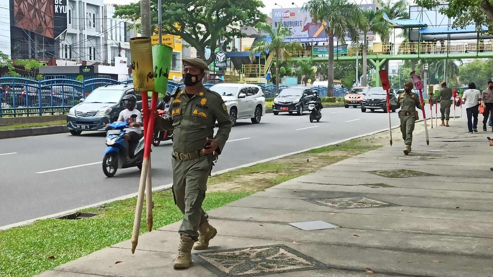 Takut Disalahgunakan Peserta Aksi Demo, Satpol PP Cabut Lampu Lampion di Depan Kantor DPRD Riau