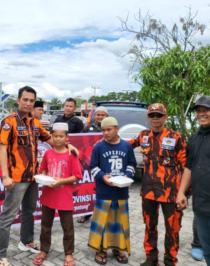 Jumat Berkah, Pemuda Pancasila Majelis Pimpinan Wilayah Provinsi Riau Bagi-Bagi Nasi Kotak
