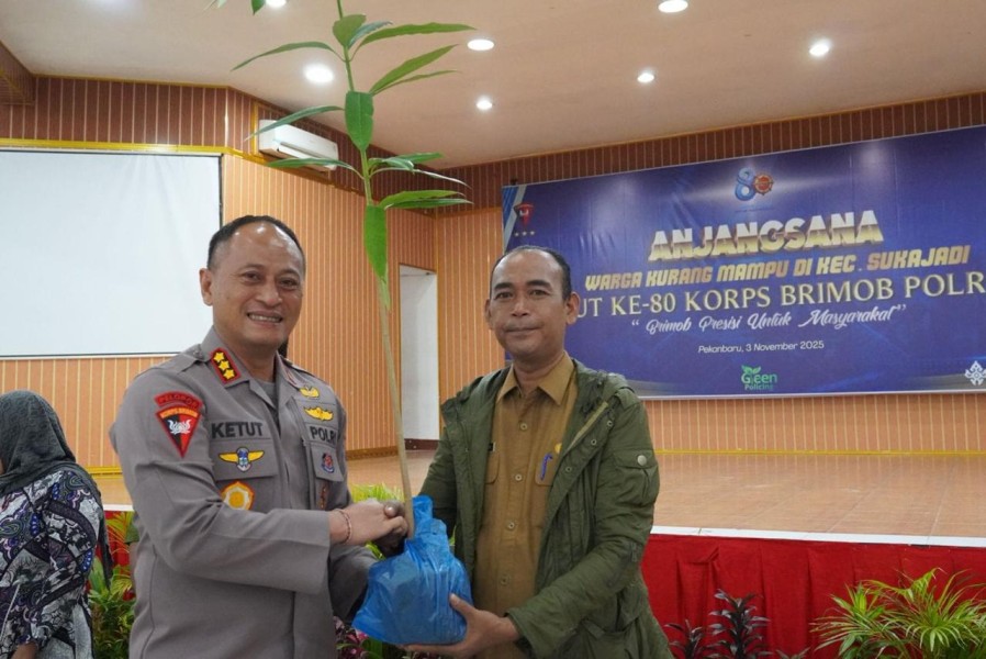 Delapan Dekade Mengabdi, Brimob Polda Riau Hadir untuk Rakyat Lewat Aksi Sosial dan Penghijauan