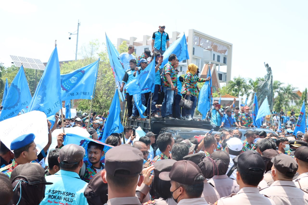 Aksi Unjuk Rasa DPD F.SPTI-K.SPSI Provinsi Riau Dikantor Gubernur Berjalan Kondusif