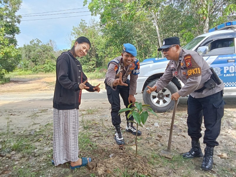 Polsek Bandar Sei Kijang Tanam Bibit Pohon Manggis Dukung Program Kelestarian Alam Kapolda Riau