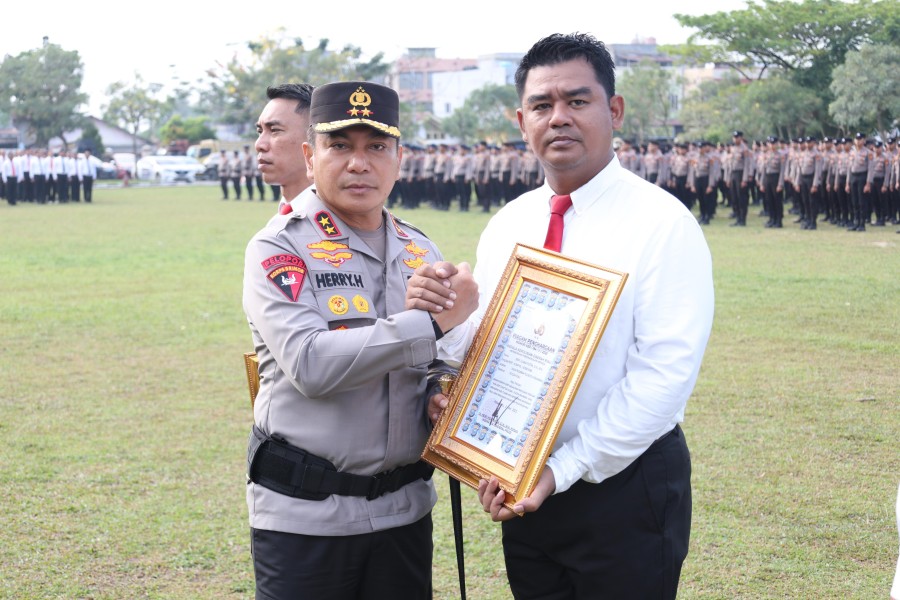 Kapolda Riau Pimpin Upacara Kenaikan Pangkat dan Pemberian Penghargaan Kepada Personel Berprestasi, Ini Namanya