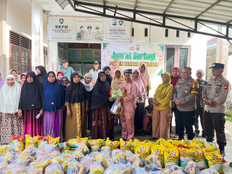 Polsek Bandar Sei Kijang Salurkan 50 Paket Sembako dalam Kegiatan Jumat Berbagi