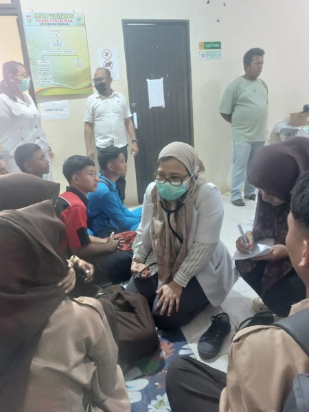 Puluhan Siswa SMKN 1 Tapung Hulu Dilarikan ke Puskesmas, Diduga Alami Keracunan MBG