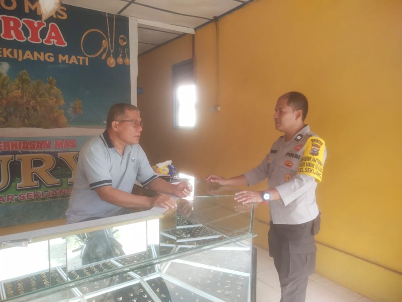 *Bhabinkamtibmas Polsek Bandar Sei Kijang Laksanakan Sambang Pedagang Toko Emas*
