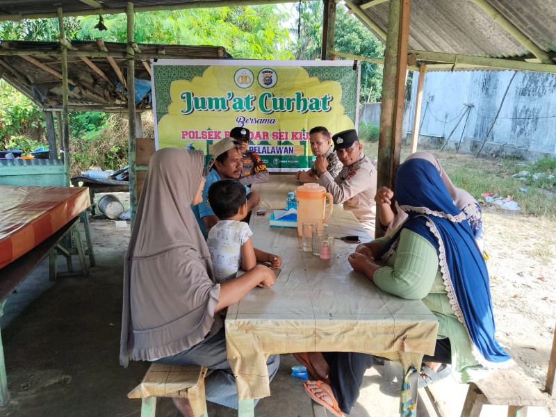 Polsek Bandar Sei Kijang Laksanakan Jum'at Curhat untuk Meningkatkan Kepercayaan Masyarakat di Warung Bu Yus