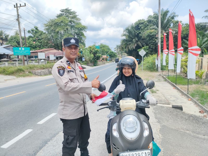 *Polsek Bandar Sei Kijang Laksanakan Himbauan Pemasangan Bendera Merah Putih dalam Menyemarakkan HUT RI ke-80*