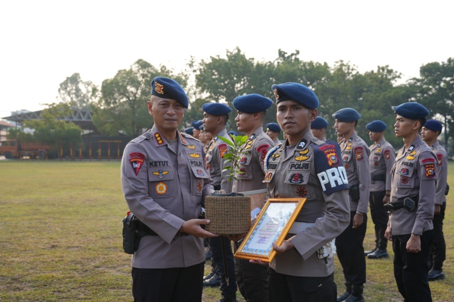 20 Personel Brimob Riau Raih Penghargaan, Dansat Brimob : Jadikan Prestasi sebagai Motivasi