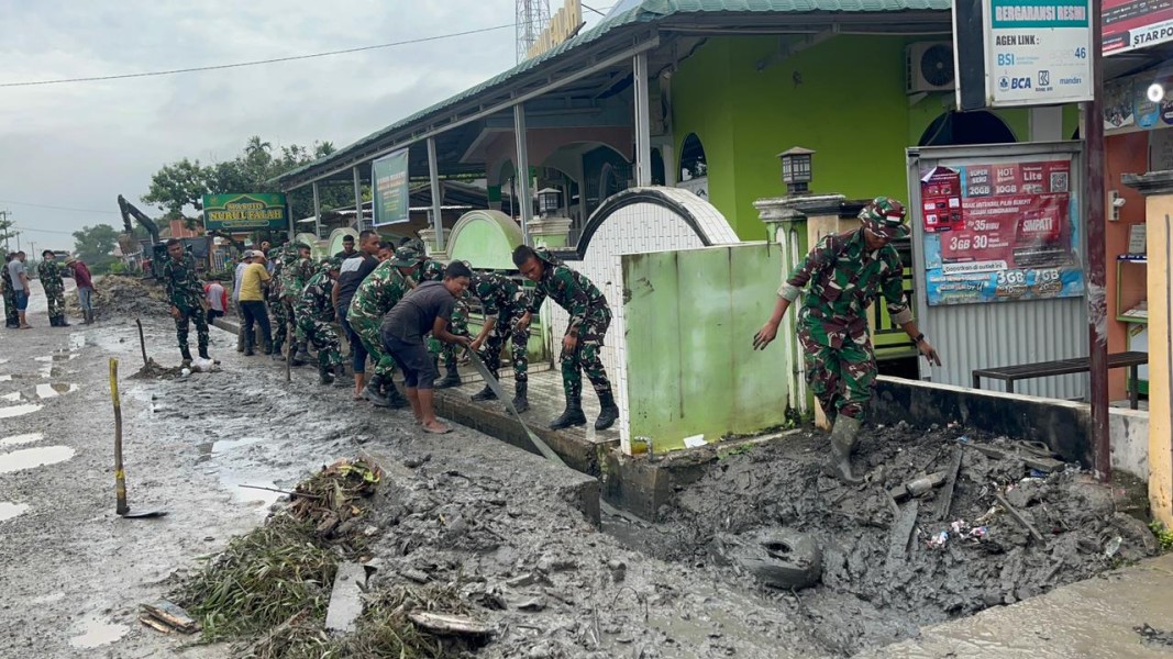 Pererat Silaturahmi, Prajurit Yonif TP 850/SC Gelar Karya Bhakti Bersama Warga di Masjid Nurul Falah