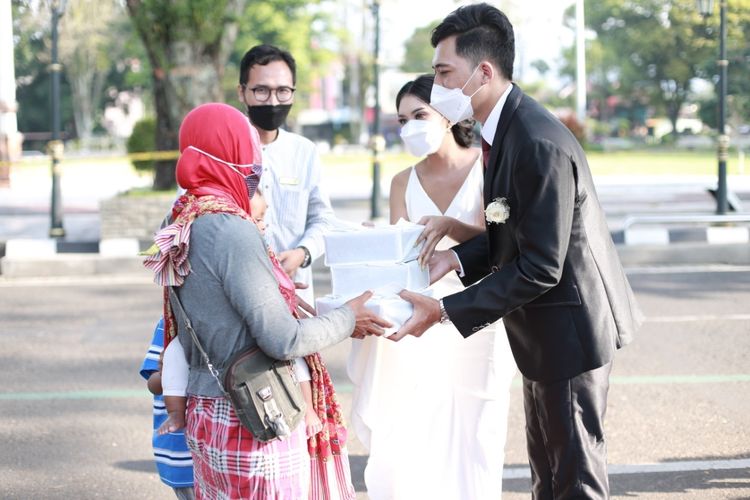 Pasangan Pengantin Ini Bagi Hampers ke Warga Karena Batal Resepsi
