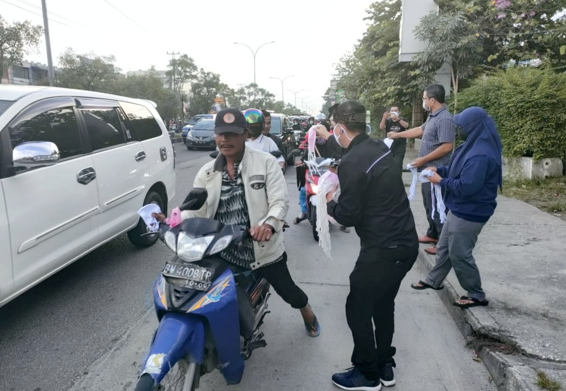 Ribuan Masker Ludes Dibagikan ke Pengguna Jalan