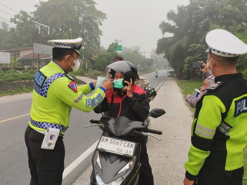 Polsek Bandar Sei Kijang Bagikan  Masker Gratis, Antisipasi Dampak Kabut Asap Karhutla di Pelalawan