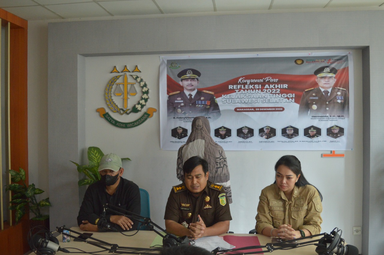 Tim Tabur Intelijen Kejati Sulsel Bersama Kejari Makassar Berhasil Amankan Buronan Tindak Pidana Penipuan Berlian Palsu
