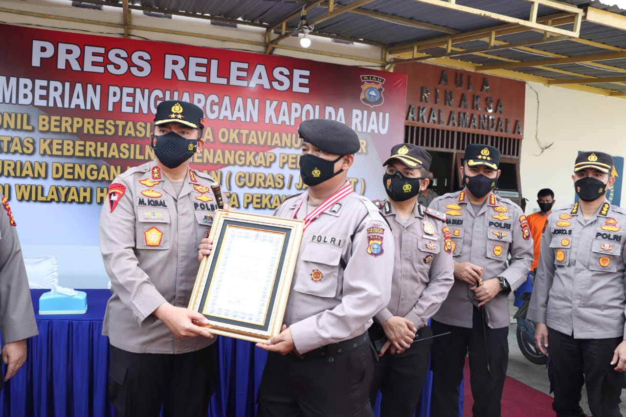 Puji Aksi Heroik Bripka Oktavianus, Kapolda Riau Sentil Oknum yang Banyak Duduknya : Laporkan ke Saya